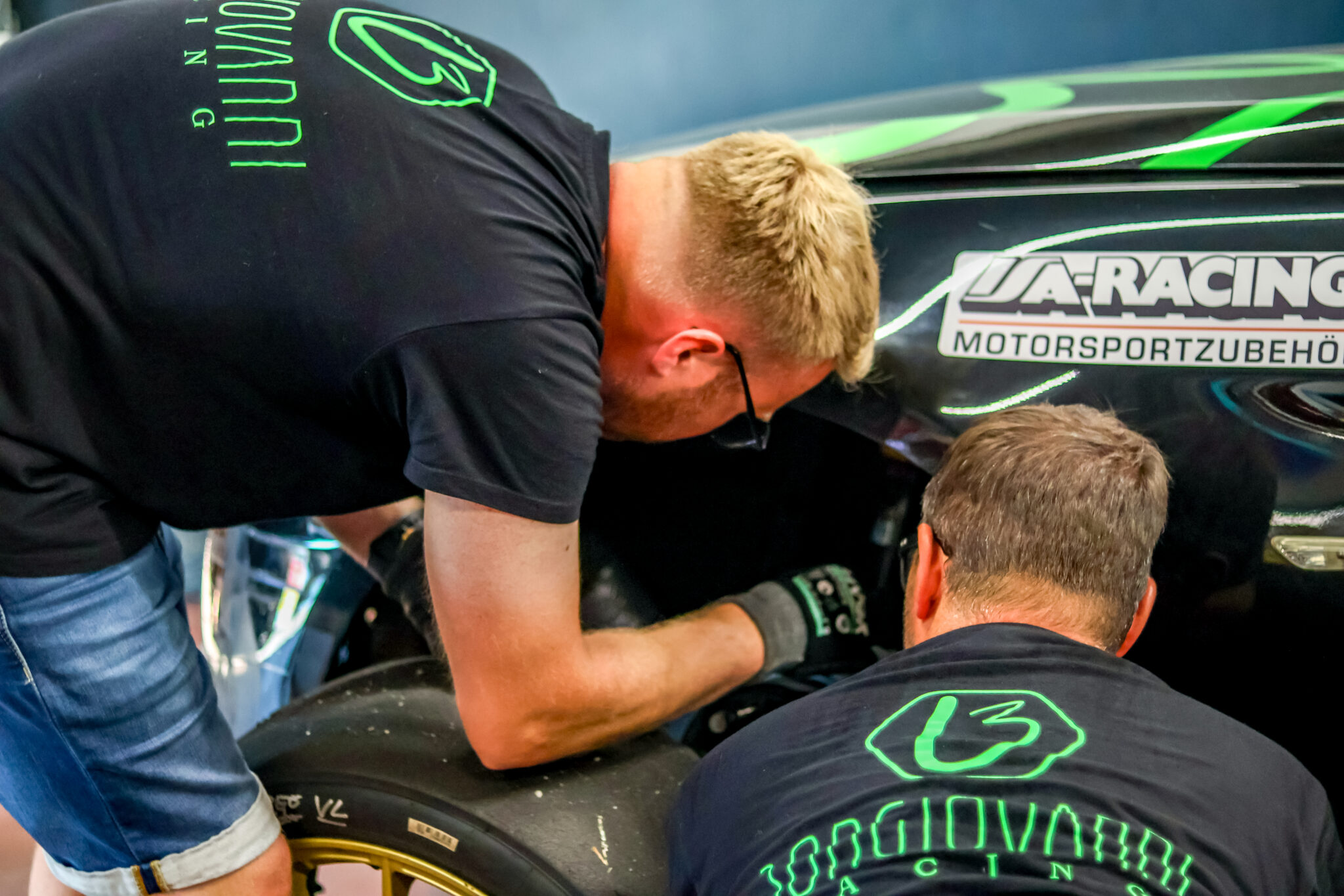 Arbeit am Rennwagen in der Box