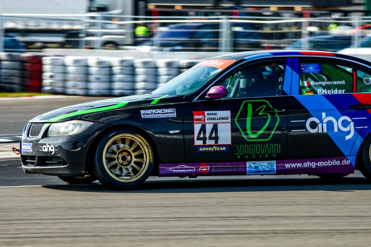 Der Rennwagen mit den Partner-Brandings